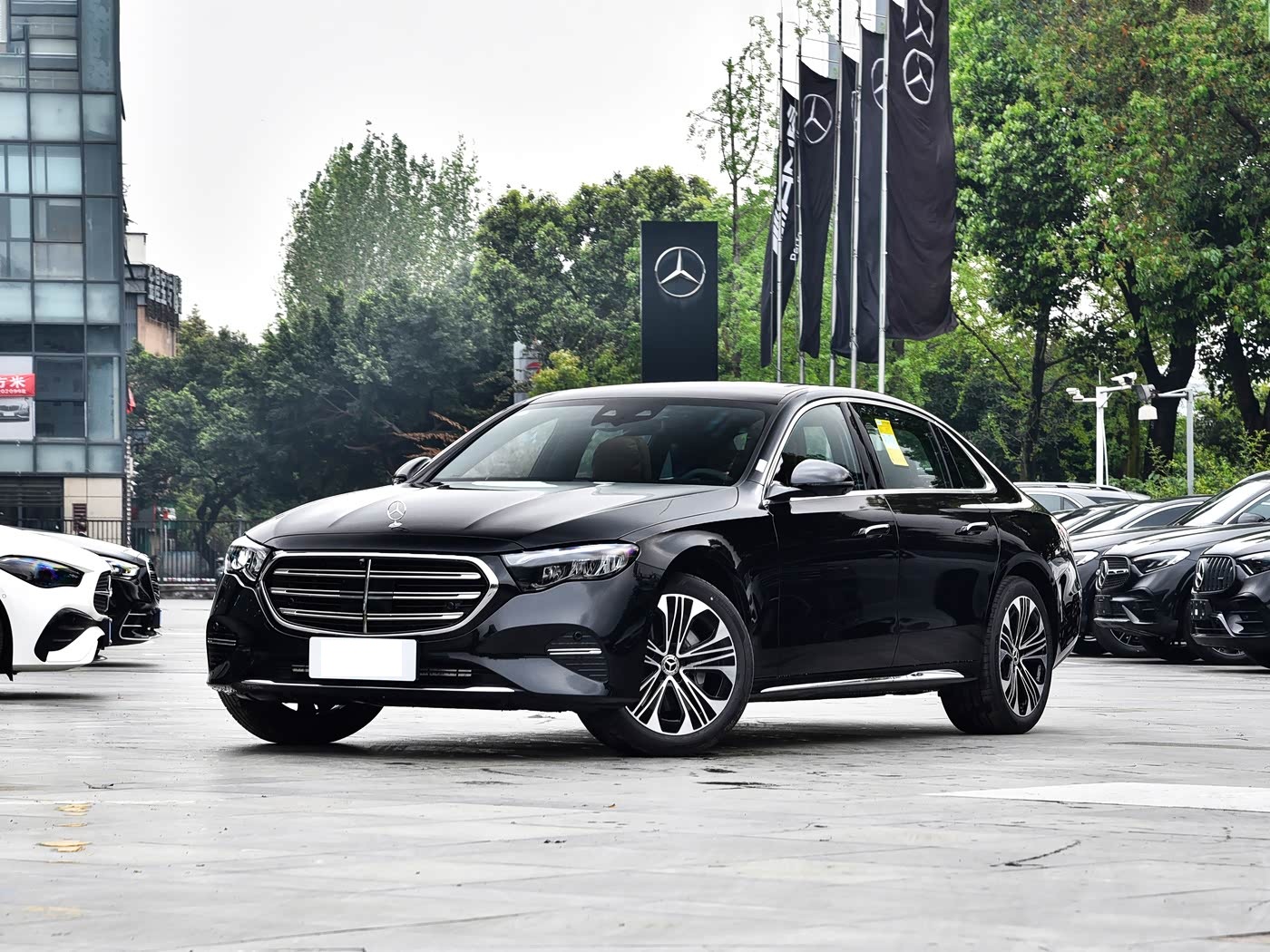 奔驰全新E级上市！不足38万起售，外观豪华感十足，搭载2.0