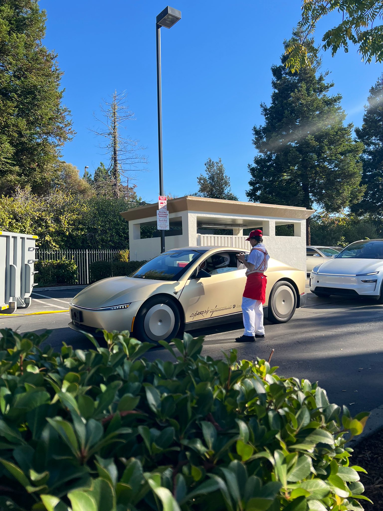 特斯拉美国已经移除FSD买断选项，现在仅剩99美元的月度订阅。特斯拉中国还能买断