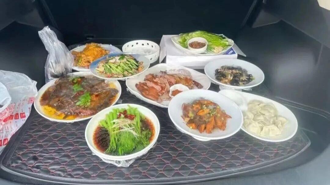 上了高速才发现聪明人这么多！有锅有菜有马桶，太绝了！