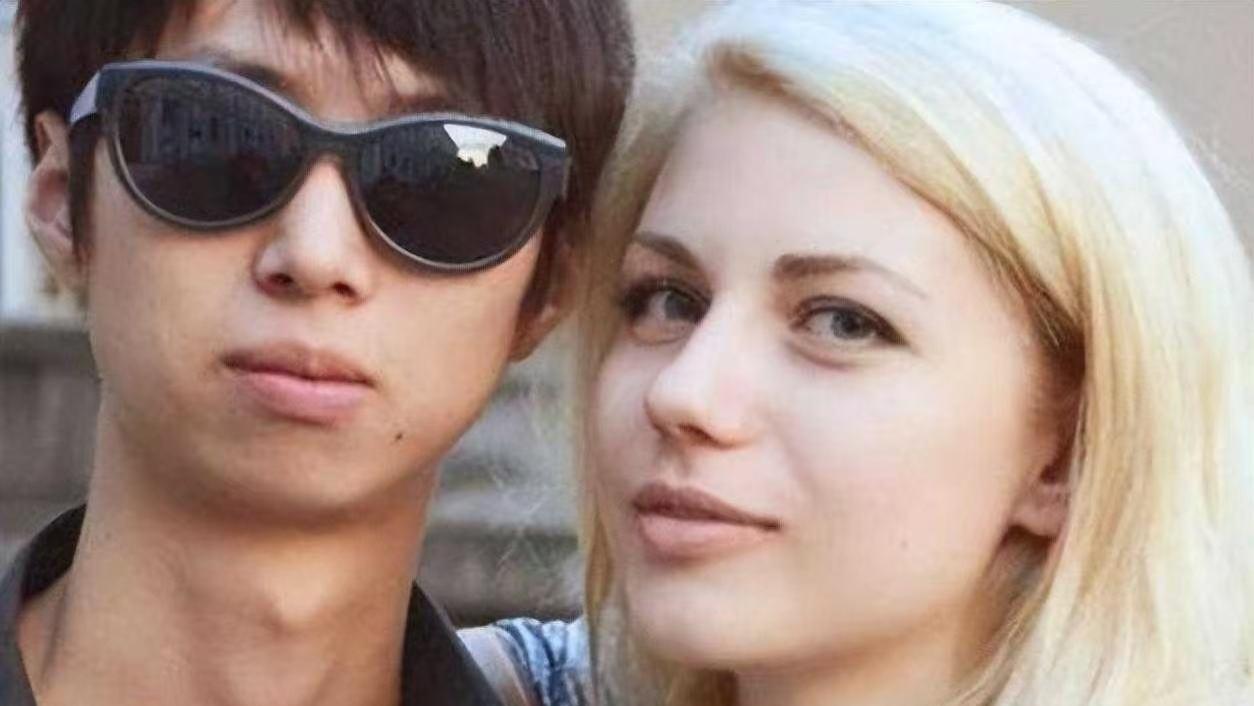 武汉小伙网恋外国美女，不远万里去奔现，空手套白狼把她娶到手