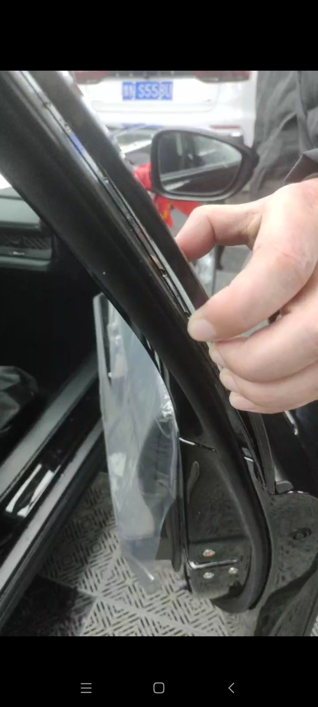 做工垃圾
刚提的车前右门镀锌条就开胶了