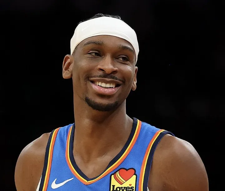 罗伯特-帕里什在采访中谈到本赛季MVP归属，力挺谢伊-吉尔杰斯-亚历山大：
“谢