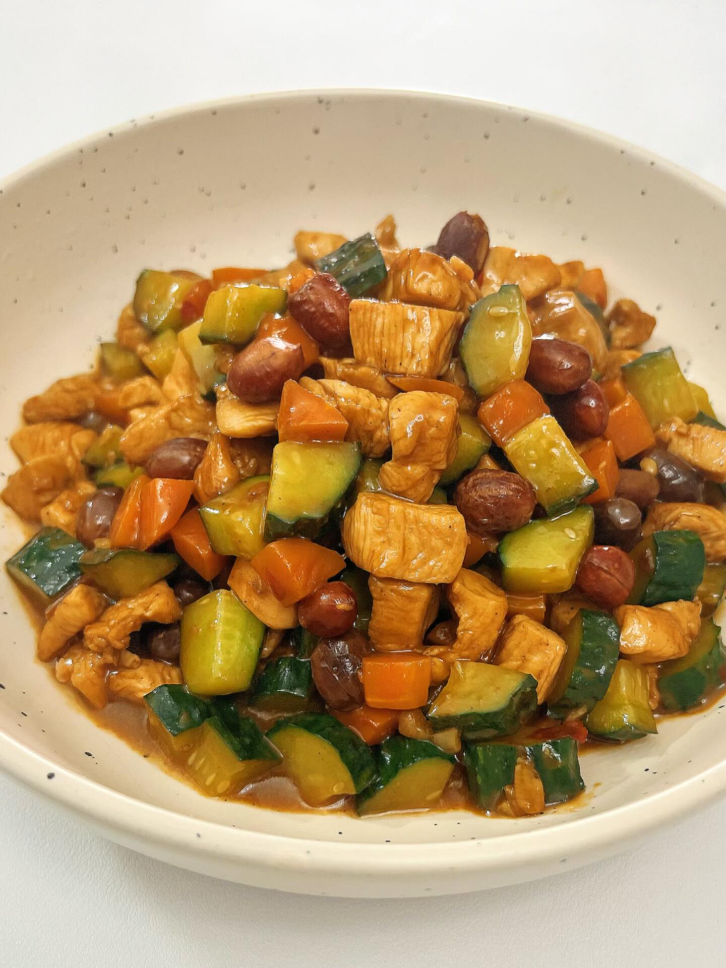 低卡版宫保鸡丁，新手零失败，打工人晚餐首选
亲测！网友推荐的低卡版宫保鸡丁，真的