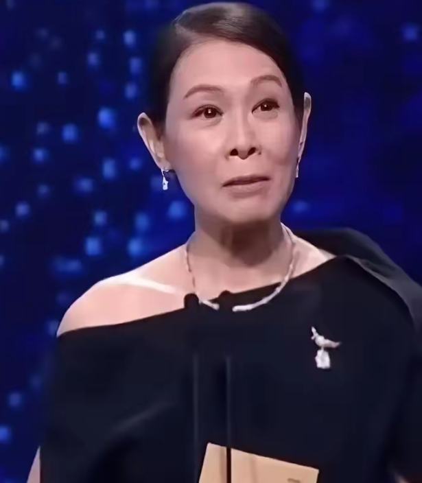 56岁的刘若英最近在节目里聊开了高龄生育的事
她41岁才结婚，婚后三年没少折腾备