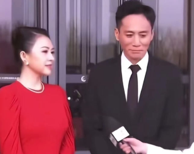 章子怡一本正经的发言时刘烨站在她旁边一直看着她
脸上的表情是想笑但又不敢笑的憋笑