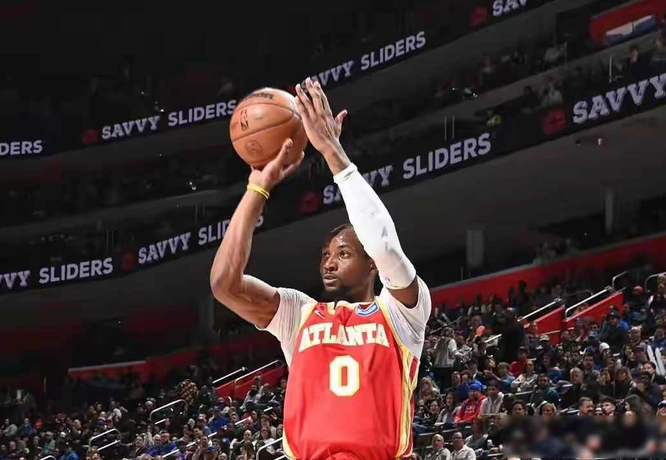 就目前库明加在老鹰展现的内容来看，他还没有达到首发级别小前或者大前的能力。
他需