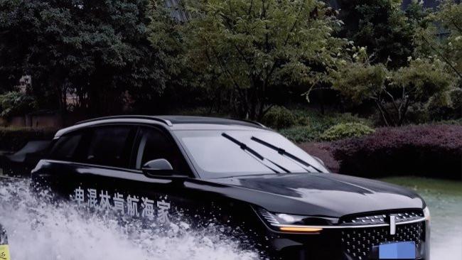 都说豪车怕水，为何这辆车有底气往水里开？