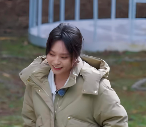 李雪琴又上热搜了
她说：“这个世界没有笼子，只有一个安全的房间，和一扇虚掩的门。