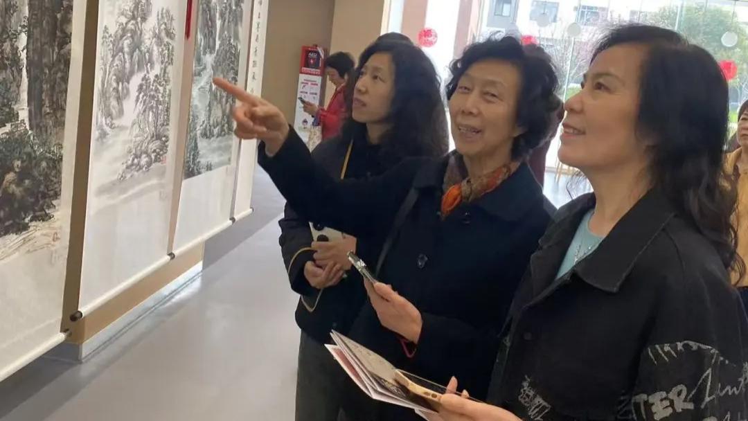 《书画南北方》“晴辉五墨丹青联展”在无锡市老年大学开幕