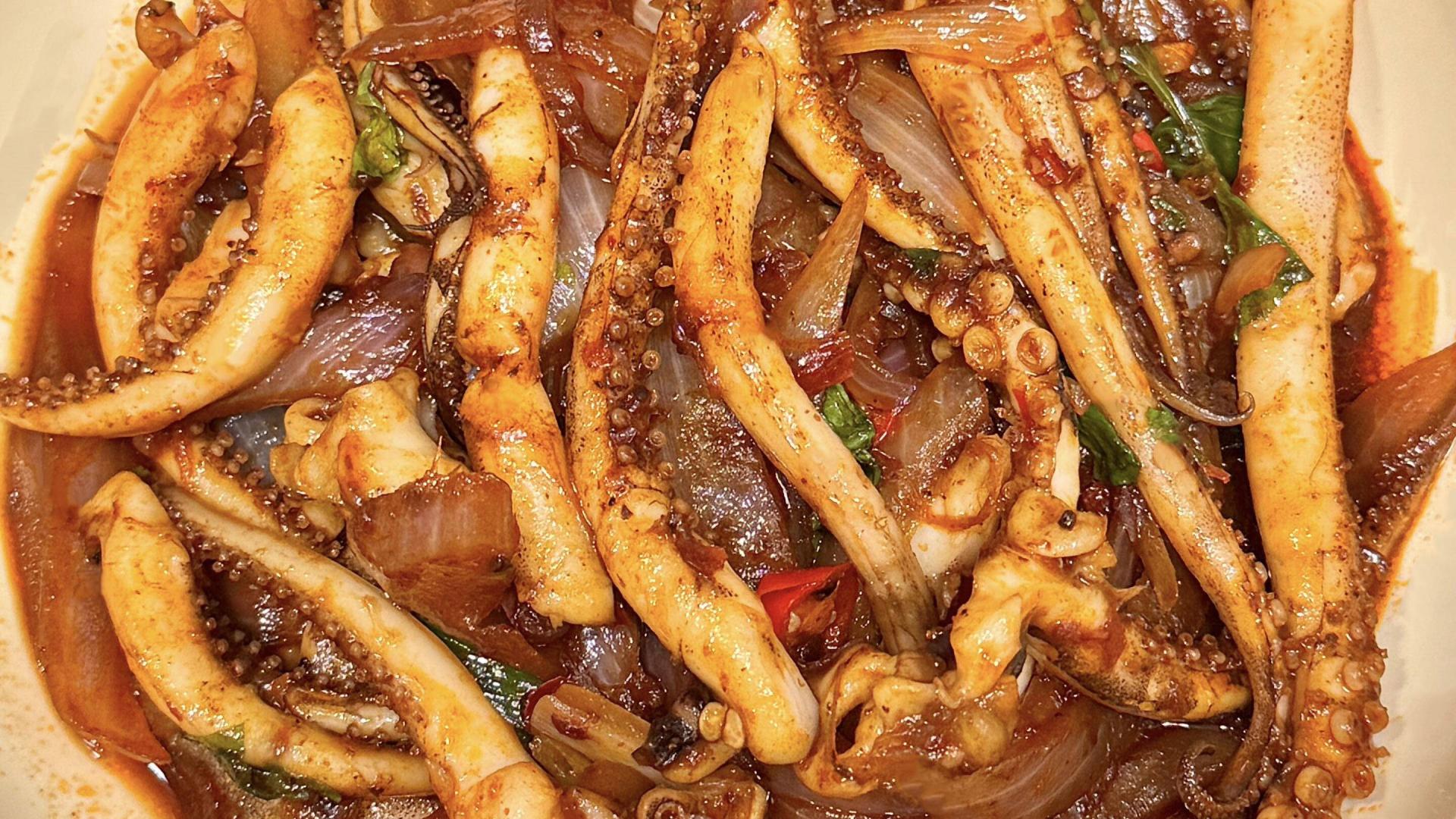 洋葱炒鱿鱼：锅气里卷起的小小海风