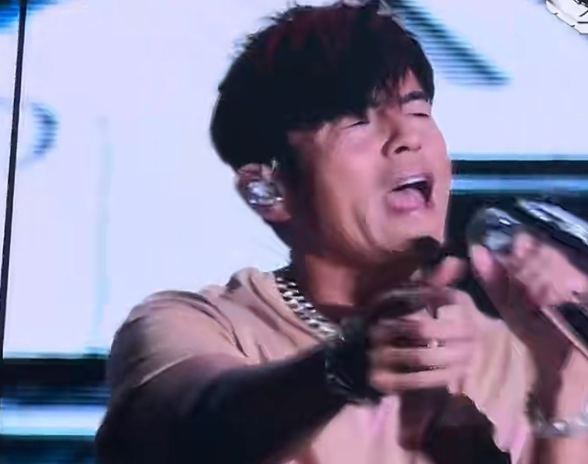 周杰伦冲上热搜
不是啥好事，多位网友发声称替周杰伦不值，这到底是怎么回事呢？原来