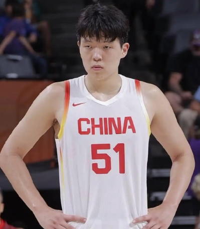 杨瀚森想要给国家队有正作用需要从防守做起。
一、必须提升单防能力，一对一防对方矮
