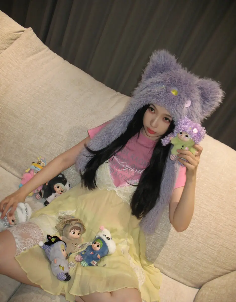 虞书欣戴玩偶同款猫耳帽活泼搞怪 居家氛围软萌清甜