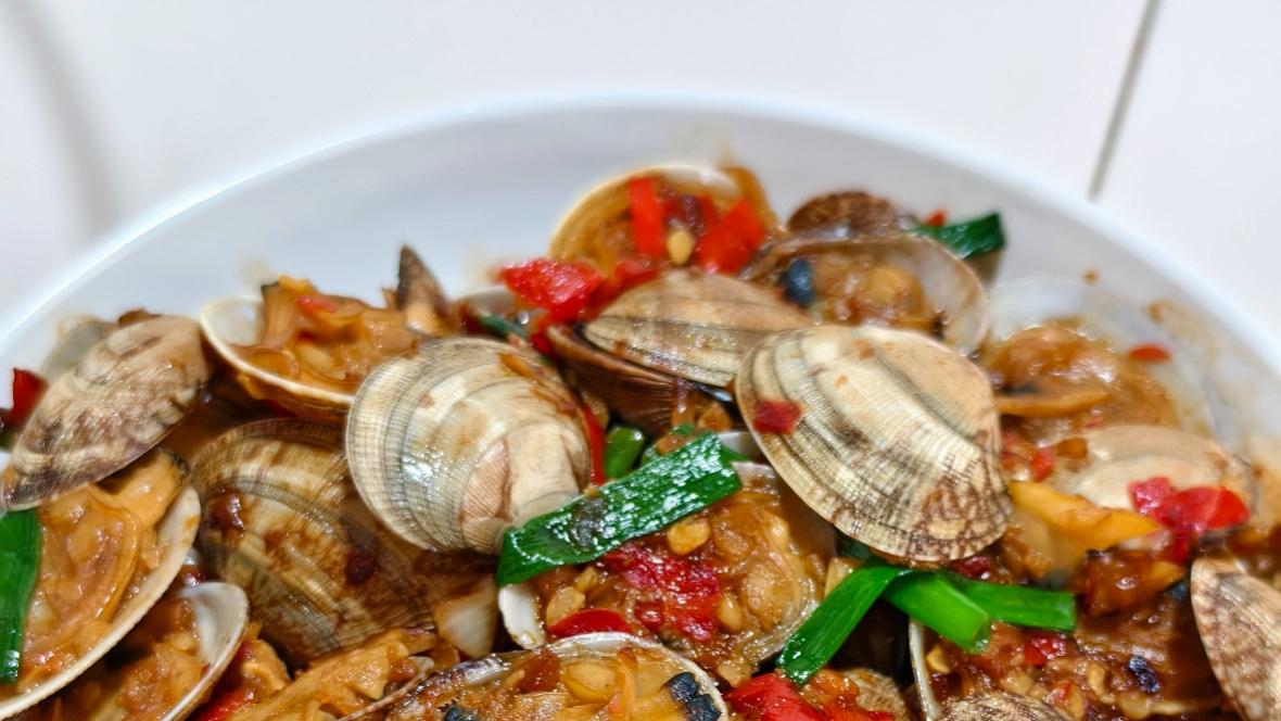 爆炒花甲：夜宵摊上的烟火气