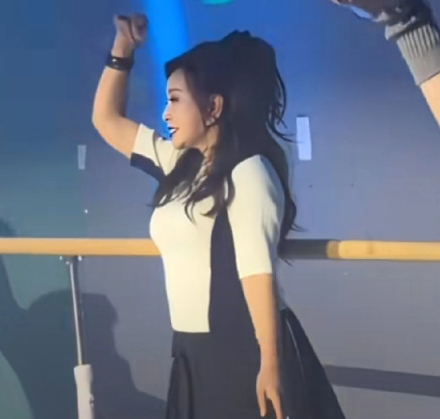 是个女人都会羡慕刘晓庆吧
75岁的老奶奶，活出了25岁的风采。
刘晓庆最讨厌别人