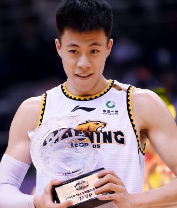 张镇麟在CBA单防小外确实是独一档，为什么在国际赛场却没有这种防守表现?
可能因