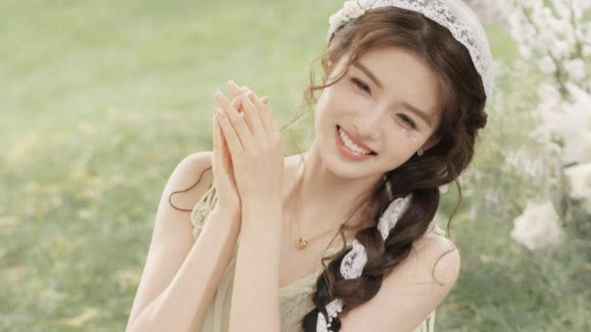 艾米黄杨钿甜十八岁穿搭，青春活力的真少女，怎么穿都大放异彩