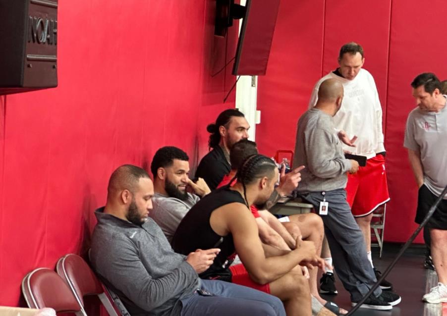 伤病一直在影响火箭队。本赛季，有多位火箭球员因伤长期缺阵或者是赛季报销，比如范弗