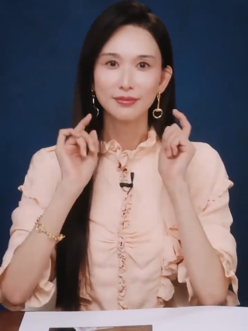 林志玲大变样，网友：一方水土养一方人。林志玲最新的采访视频里，她或许没有了精致眼