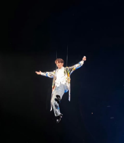 谁把王赫野吊上去的！高空唱歌越嗨越扭，烟嗓戳心，舞姿笑喷，上一秒心颤下一秒喷饭，