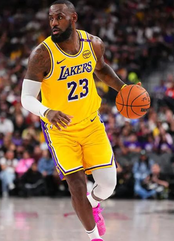 命中率差不多是对面的两倍，但半场只领先2分，快攻中的误攻太多了，全是活球失误，打