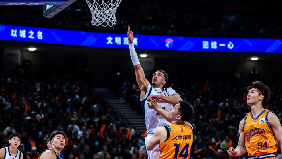 4战上海输75分！广东却传4好消息，新大外已在路上，冲冠仍然有戏