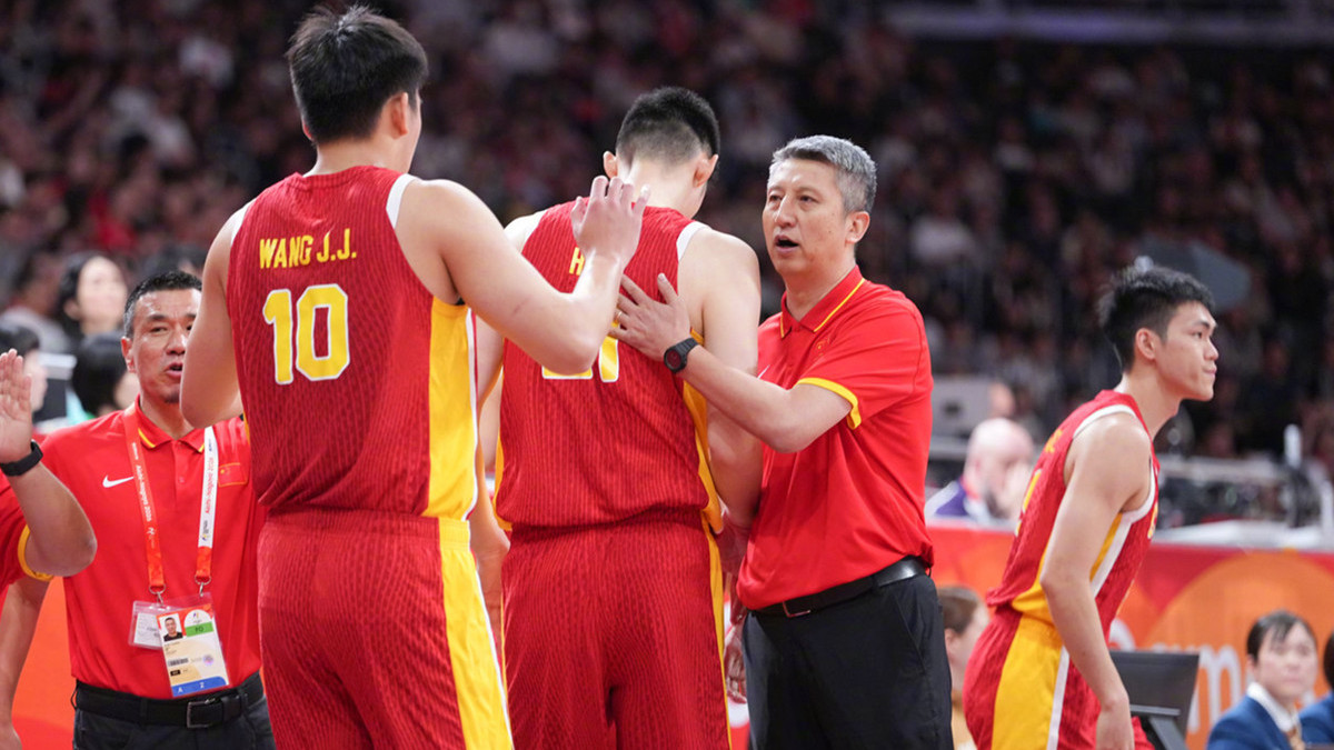 郭士强失控！中国男篮负日本3分钟“6连铁”，4人都想到英雄