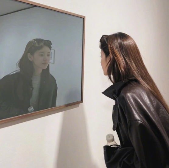 章泽天晒逛展照片，素颜对镜大笑，状态很松弛