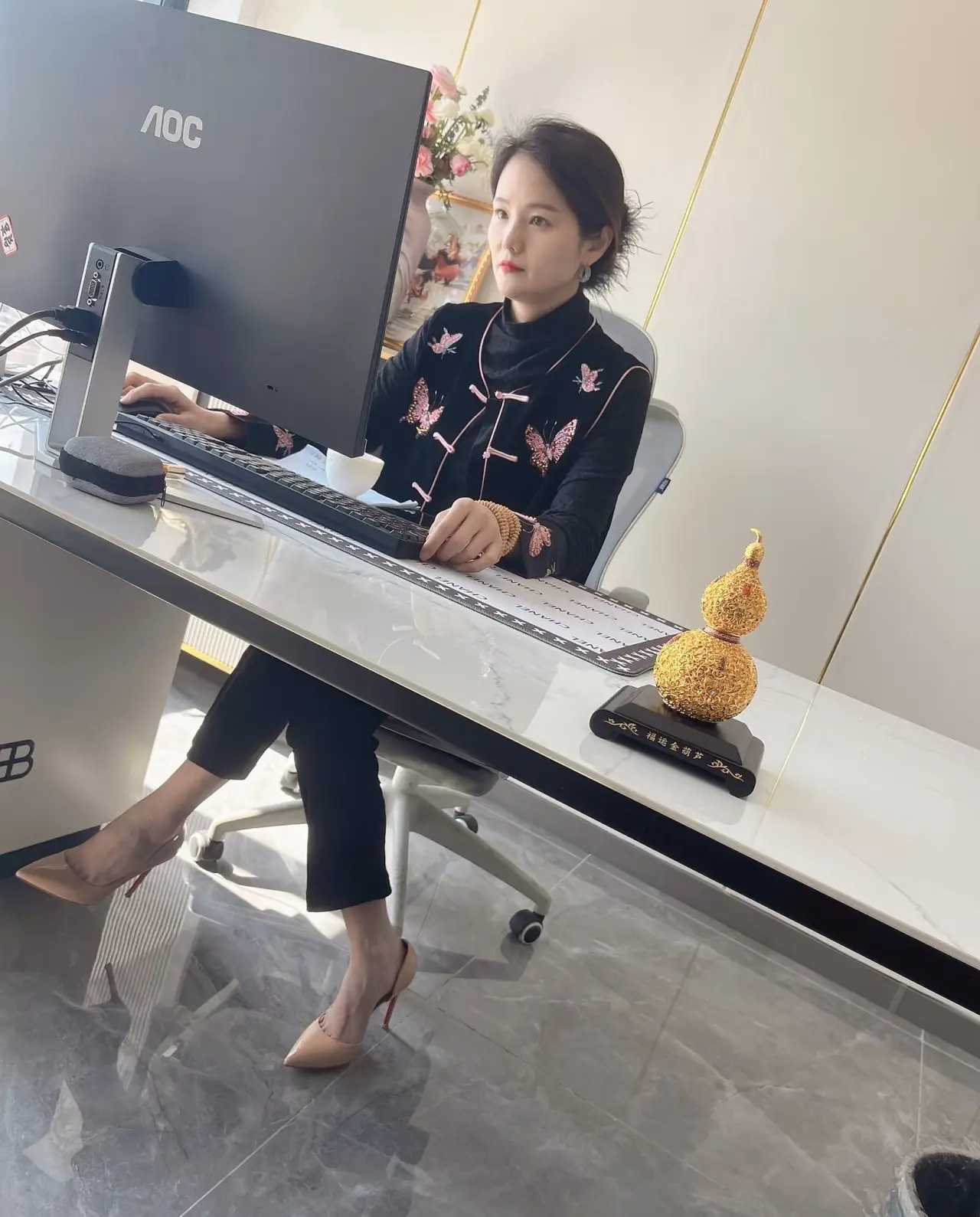 说实话我第一眼看的是脚