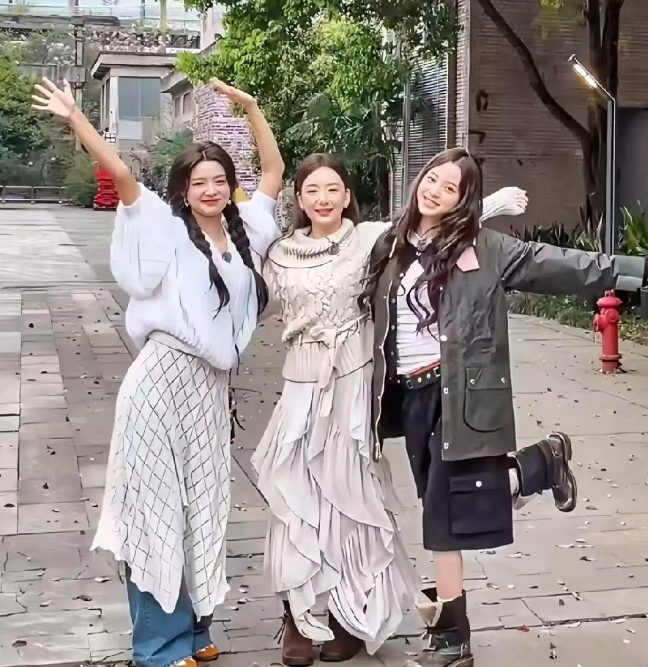 看方媛最近的动态才知道她比熊黛林段位高多了
方媛近日正在录制热门综艺《桃花坞》，