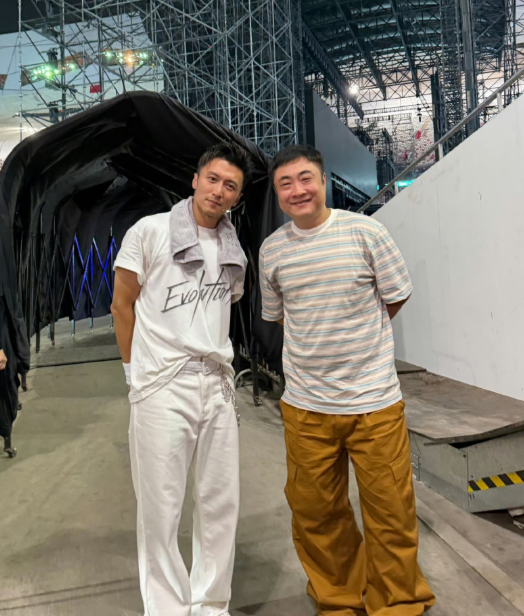 乔杉晒出了一张与谢霆锋的合影，以及一段看谢霆锋演唱会的视频。
乔杉是和老婆一起来