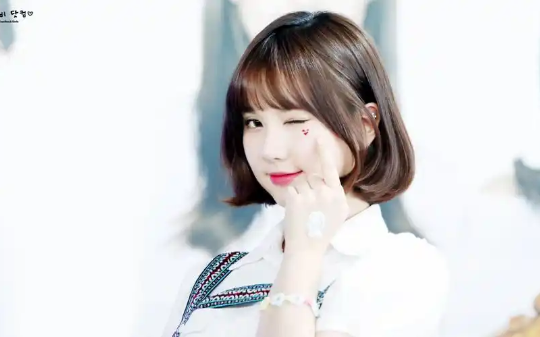 男大学生一觉醒来，发现自己变成绝色美女  他干的第一件事竟然是……