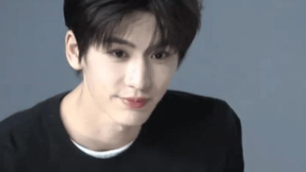 张凌赫亮相公益纪录片发布会！获封公益大使现场自夸神图