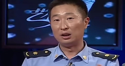 林永健一五一十地说了自己的情况
说起住地下室、跑剧组碰壁的经历，语气里难免带着一