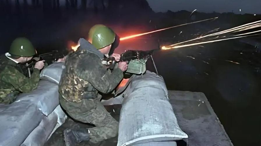 90名军人对战2500名叛军，死战三天三夜牺牲84人，普京总统跪敬献花