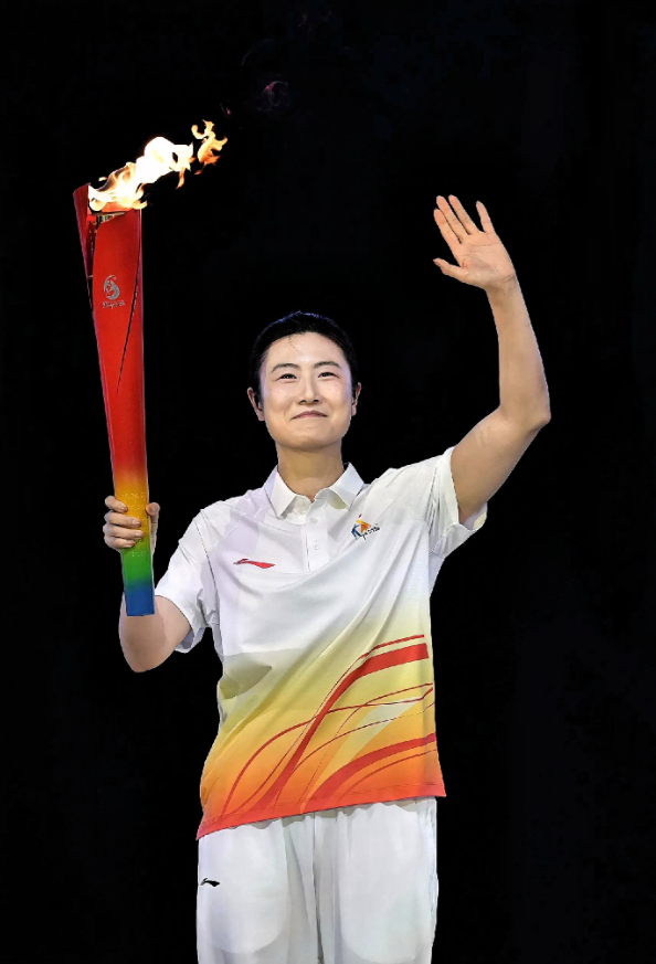 又看到了熟悉的丁宁！谁能想到，我们国乒的大宝贝竟然出现在三亚亚沙会上，作为今晚开