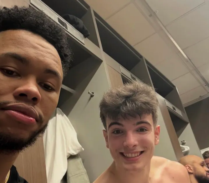 凯尔特人球员安芬尼-西蒙斯更新Ins，晒出一张和队友雨果-冈萨雷斯的合影与球迷分