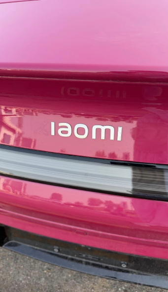 小米这质量真挺让人匪夷所思的，半个月不到 拖车钩掉开了 现在连字母都掉了