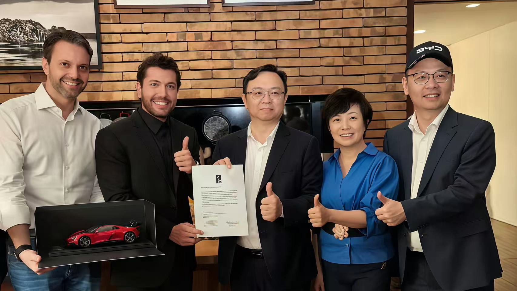 泰国富豪把仰望U9X放进车库，中国汽车再获世界名流青睐