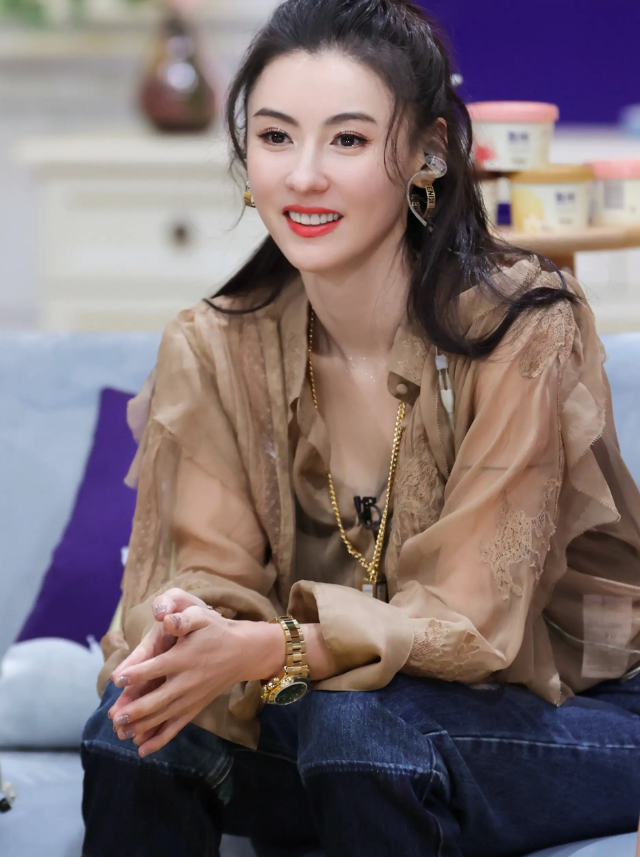 张柏芝从年轻时候开始就已经下定决心以后要当一个孩子多的妈妈
在她看来，孩子的世界