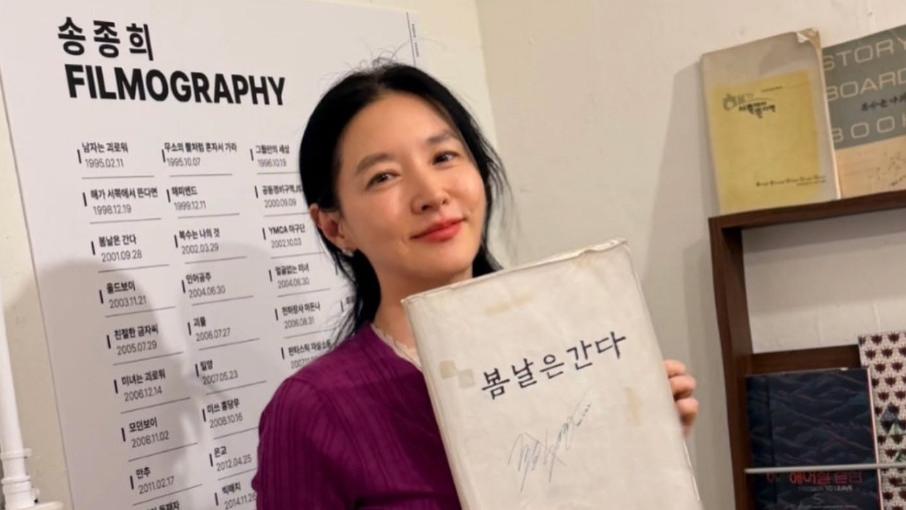 李英爱晒新照: 紫衣花裙显温婉，与以前剧照合影笑容温柔