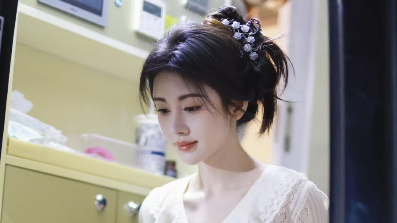 小个子穿搭还得看鞠婧祎，从配色到显高的小心机，快来抄作业！