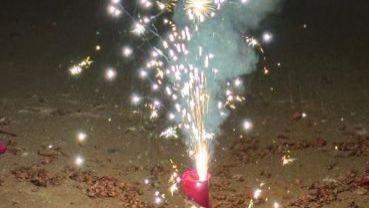 “不是我点的火，为何要我担责？”男子携带烟花被他人擅自点燃，致路人眼部受伤被索赔7万，法院判了！