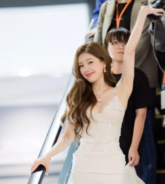 浪漫是风吹过花丛，爱情在心中滋长