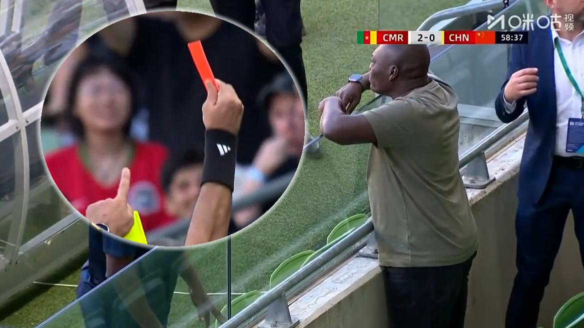 对手“克星”！国足0-2喀麦隆，拜合拉木火了：一人独造对手2张红牌+怒指