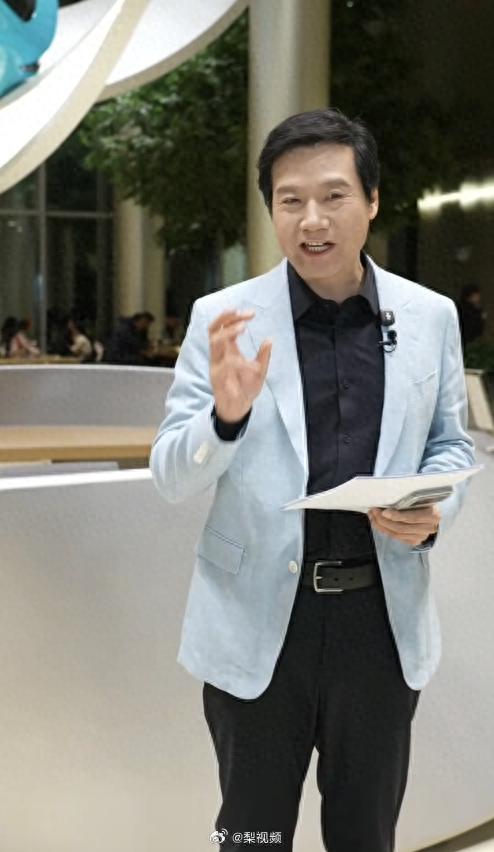 雷军谈小米汽车工厂高度智能化：工厂有六七百台机器人，做到了百分之百自动组装和检测