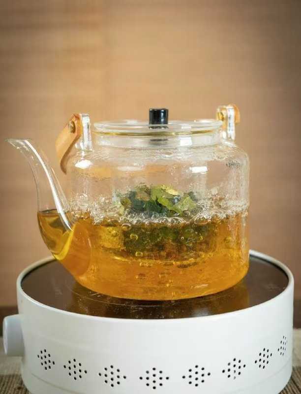 喝一杯茶的时候，就好好喝茶，别一边喝一边想工作。陪孩子玩的时候，就好好玩，别一边