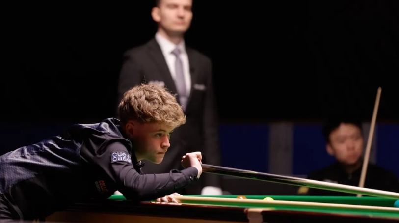 英国00后新星穆迪因扁桃体炎住院，但他还是坚持出院带伤上阵，最终险胜江俊挺进克鲁