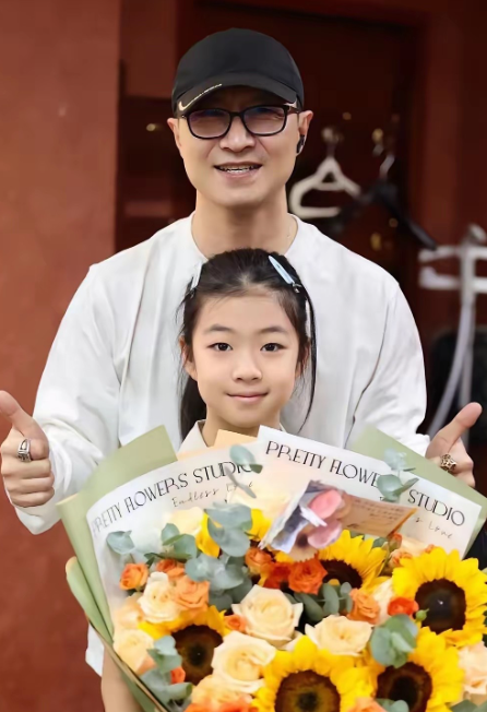 醒醒，章子怡塥汪峰的女儿，一转眼就长成小美女了，爸爸是大才子，妈妈是国际巨星，出