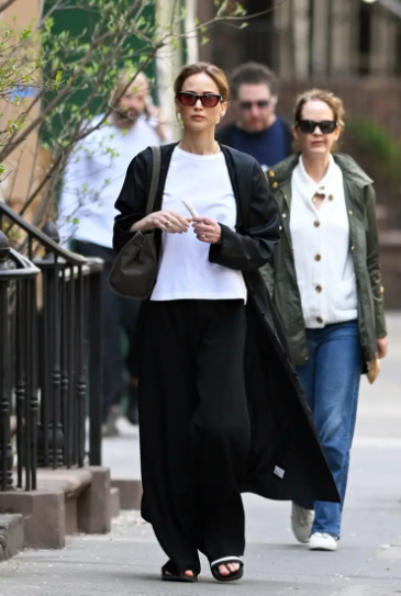 詹妮弗·劳伦斯新中式穿搭随性又时髦